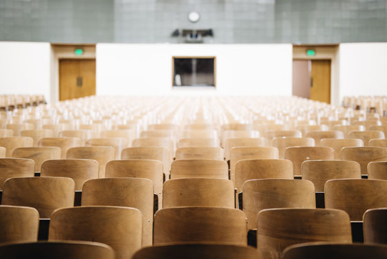Amphithéâtre - Crédit : Unsplash amphithéâtre sièges vides
